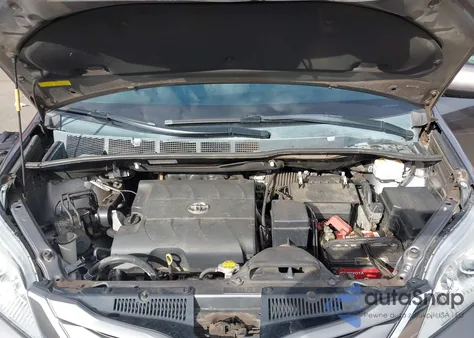 2014 Toyota Sienna Xle V6 7 Passenger Auto Access Seat/Xle V6 8 Passenger z USA, uszkodzony, nr VIN 5TDYK3DC7ES408230